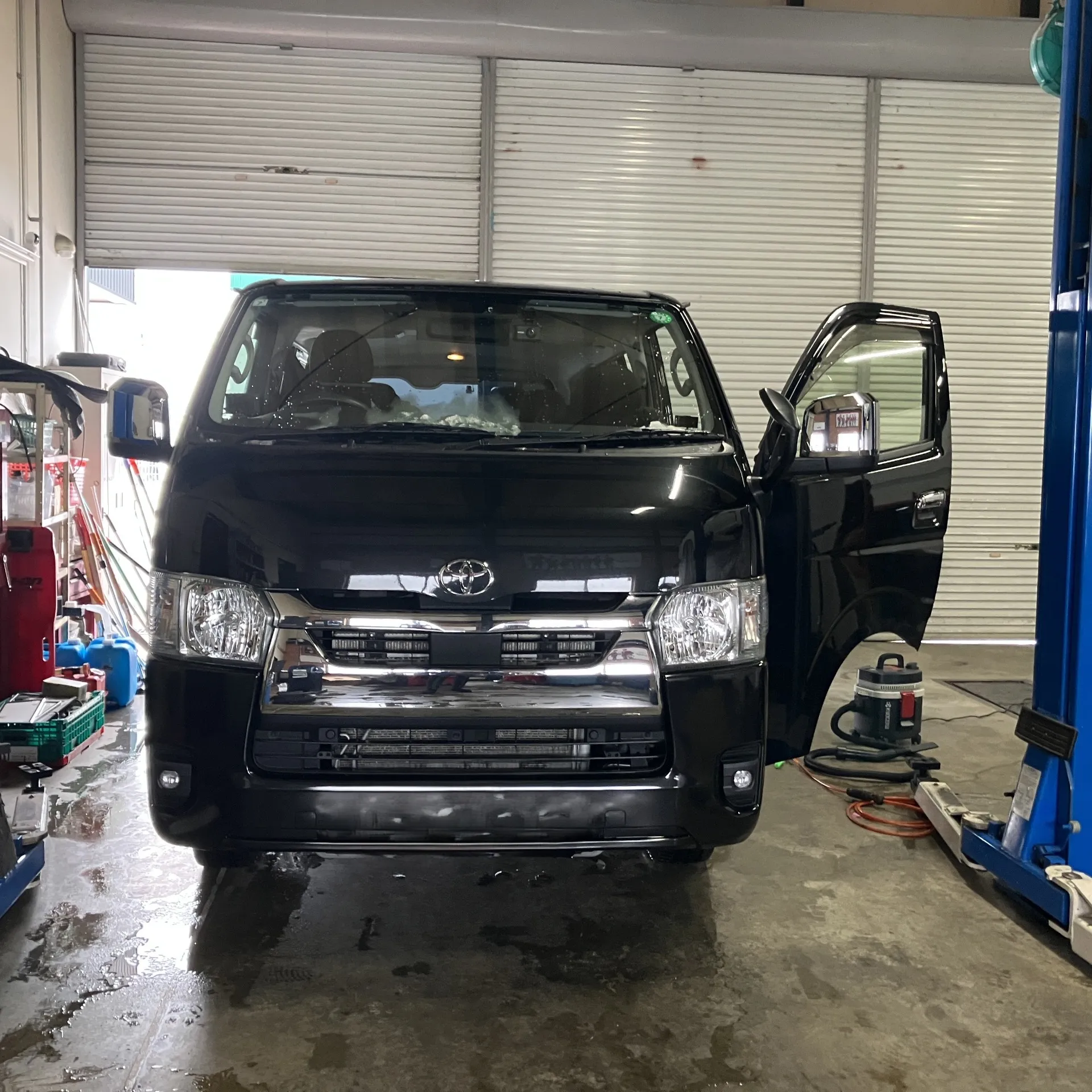 【福井市】使う人目線で施工。ハイエース アシストグリップ取付